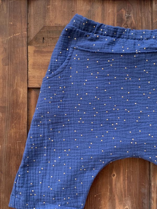 Pantaloni corti bambino/a con tasca centrale in mussolina di cotone certificata OEKO-TEX